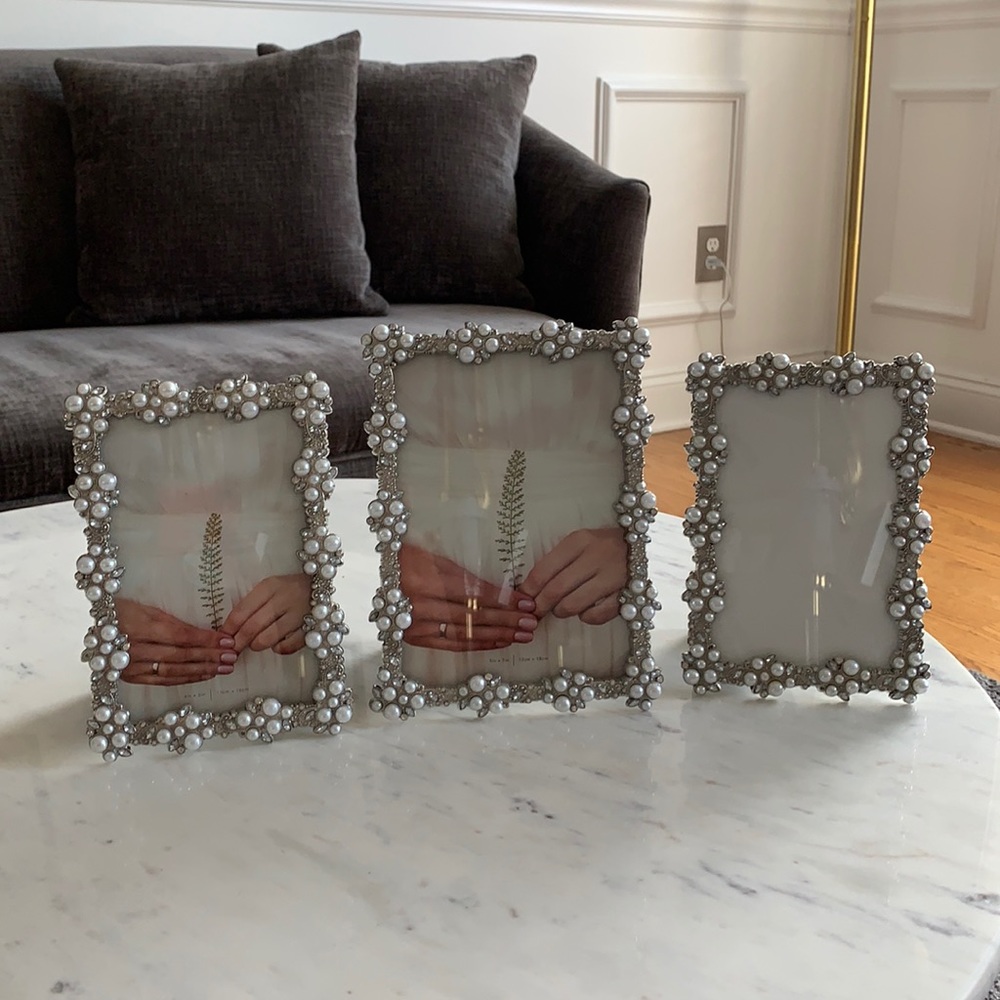 (2) 4x6 Pearl & silver picture frames